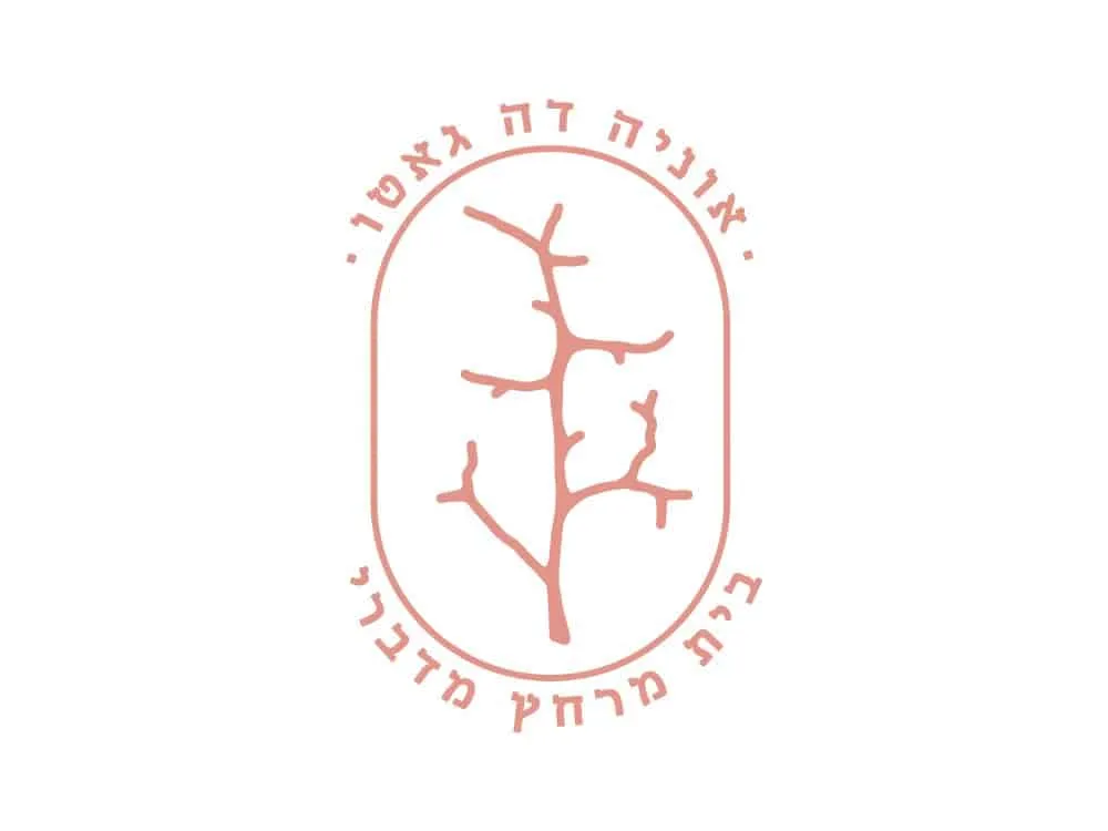 לוגו אוניה דה גאטו בוורוד עם ענף עץ במסגרת אובלית וכיתוב בית מרחץ מדברי